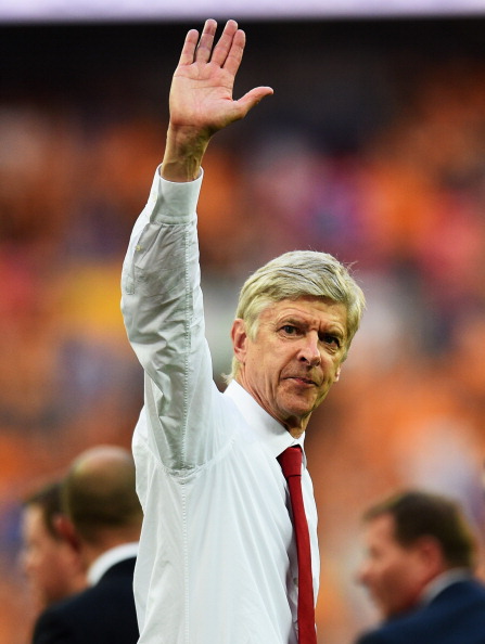 Wenger waves goodbye to another spurs manager (Photo by Shaun Botterill/Getty Images)