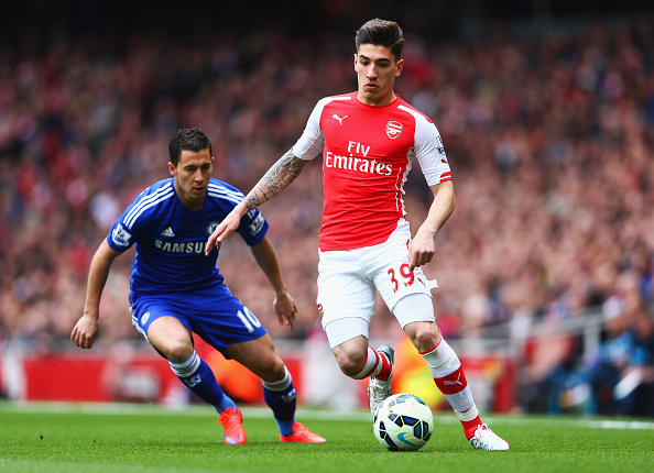 LONDON, ENGLAND - APRIL 26: Hector Bellerin of Arsenal is watched by Eden Hazard of Chelsea during the Barclays Premier League match between Arsenal and Chelsea at Emirates Stadium on April 26, 2015 in London, England. (Photo by Paul Gilham/Getty Images)